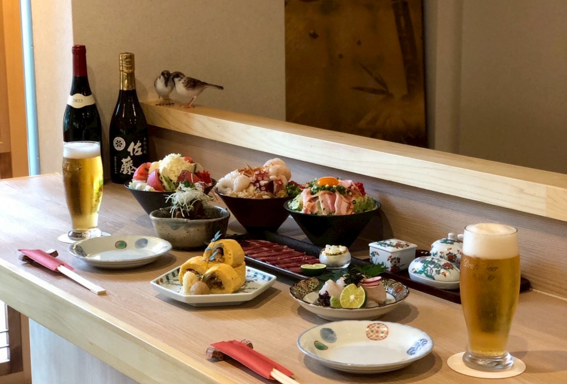 カウンターの料理とドリンク